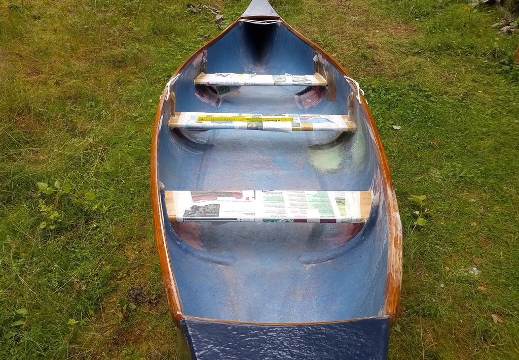 Die Bänke werden mit Zeitungspapier abgeklebt