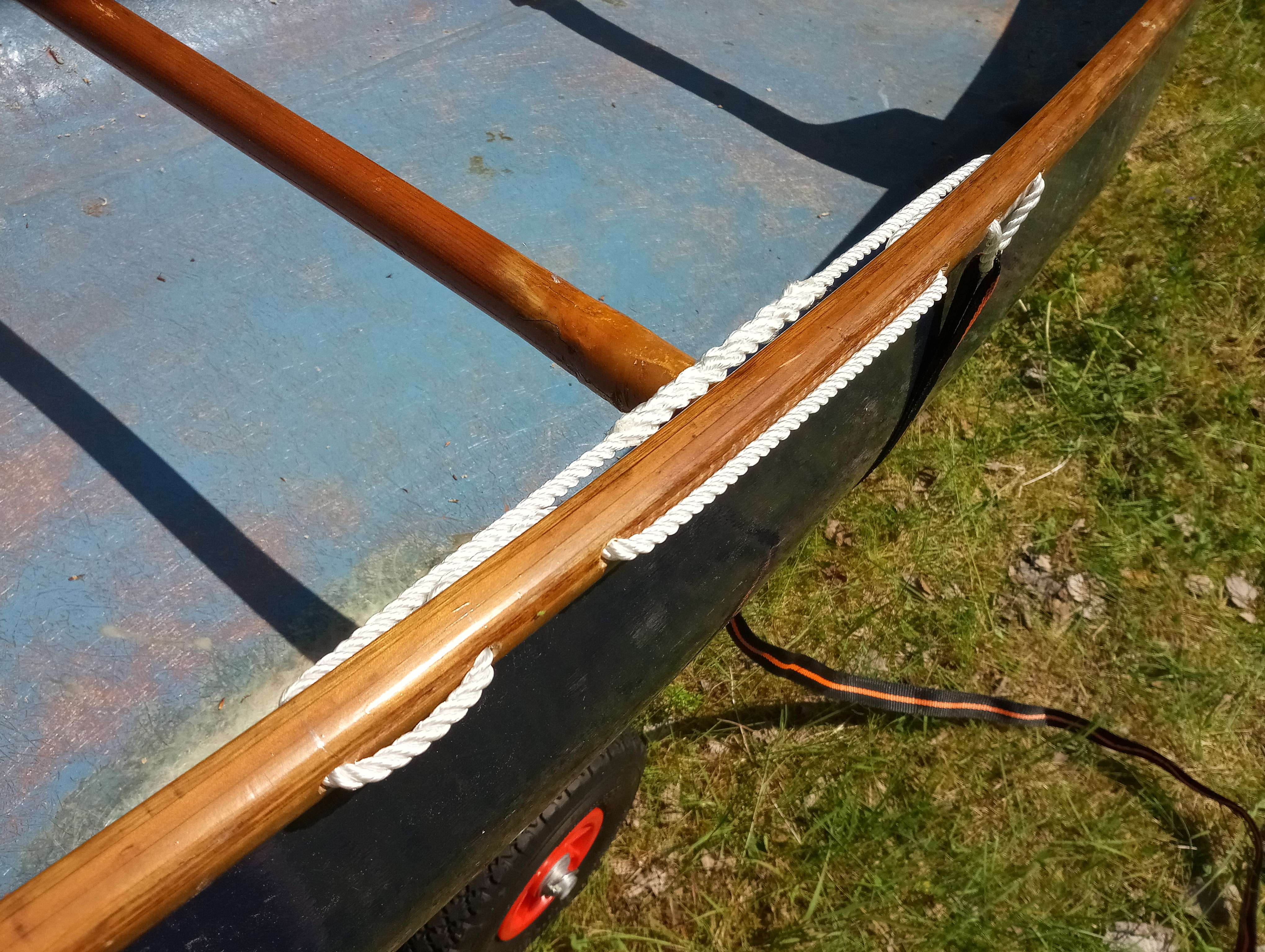 Ein Befestigungsgurt in der Bootsmitte