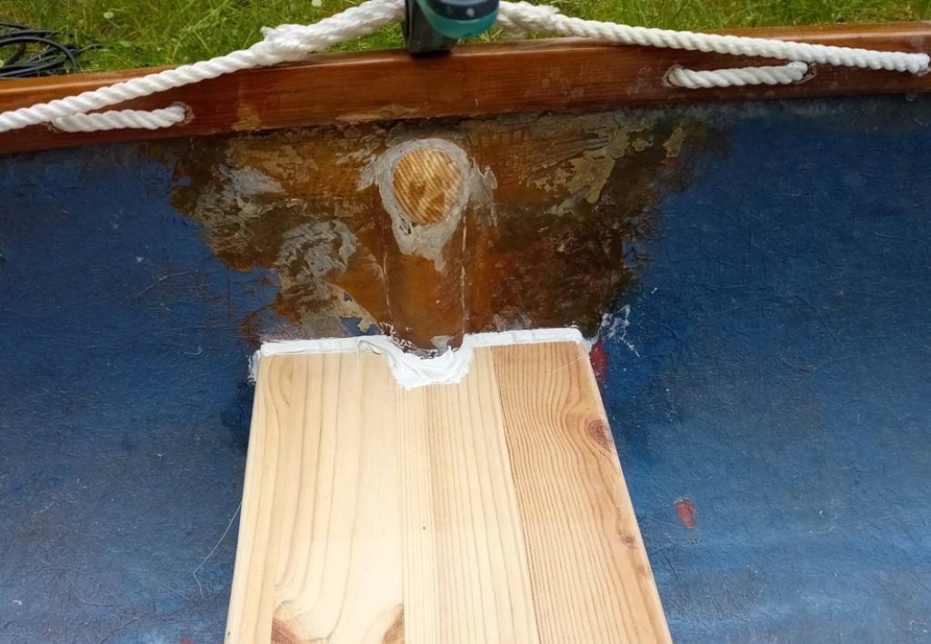 Die Sitzbank mit MS-Polymer fixiert