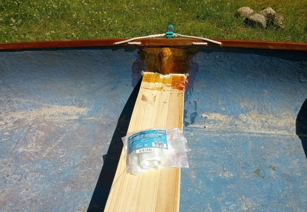 Die Sitzbank wird mit Polyester befestigt